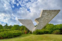 Un monumento nel parco Sumarice vicino a Kragujevac in Serbia