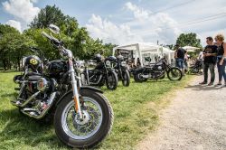 Un moto raduno estivo nelle campagne di San Giovanni in Persiceto, Bologna - © starmaro / Shutterstock.com