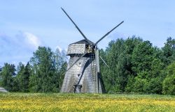 Un mulino a vento nei pressi di Rumsiskes, Lituania.



