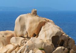 Un Nuraghe sulle rocce di Capo Testa in Sardegna
