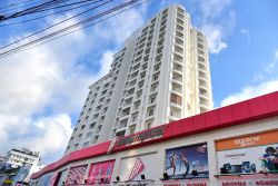 Un palazzo di edilizia residenziale sopra i negozi a Trivandrum, India - © AjayTvm / Shutterstock.com