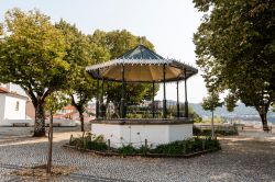 Un palco d'orchestra dal design ottagonale nella chiesa di San Pietro a Serta, Portogallo. La sua costruzione risale al 1927.

