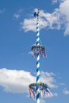 Un palo decorativo in una piazza del centro di Deggendorf, Germania. Sulla sommità, un simpatico galletto bianco, blu e rosso.

