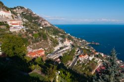 Un panorama dall'alto del borgo campano di Furore, Costa d'Amalfi.



