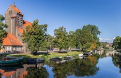 Un parco con lago nel centro di Haarlem, cittadina nei pressi di Amsterdam, Olanda. Sullo sfondo, un'austera chiesa in mattoni. 
