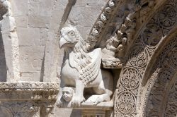 La fotografia di un particolare del portale ingresso della cattedrale di Ruvo in Puglia, finemente scolpito - © Claudio Giovanni Colombo / Shutterstock.com