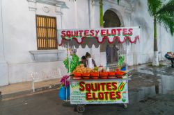 Un piccolo stand gastronomico con elotes e esquites nel centro storico di Veracruz, Messico - © Aberu.Go / Shutterstock.com