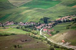 Un piccolo villaggio della regione di Turda in Romania - © GoGri / Shutterstock.com