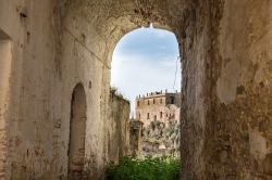 Un pittoresco angolo panoramico di Craco, Matera, Basilicata. Nel 2010 la cittadina è entrata a far parte della lista dei monumenti da salvaguardare redatta dalla World Monuments Fund.

 ...