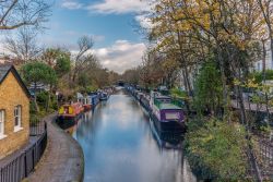 Un pittoresco canale di Londra, Inghilterra. Vitale linea commerciale all'epoca coloniale, oggi sono meravigliosamente inglobati nella città moderna e sono il luogo preferito dai ...