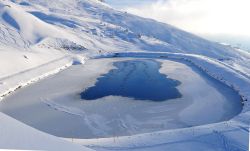 Un pittoresco lago ghiacciato a Rothorn nel villaggio svizzero di Lenzerheide. Siamo nel Canton Grigioni, in un'importante stazione sciistica. 
