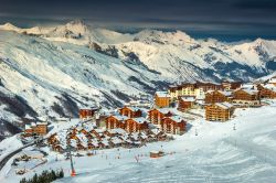 Un pittoresco paesaggio invernale di Les Menuires, Francia, al tramonto. Siamo in una delle località più rinomate dagli sciatori e dagli snowboarders italiani.

