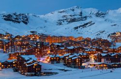 Un pittoresco panorama by night di Val Thorens, Francia.
