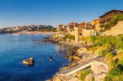 Un pittoresco panorama della costa di Sozopol, Bulgaria, Mar Nero. E' una delle principali località balneari del paese.
