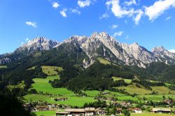 Un pittoresco panorama estivo delle Alpi austriache a Leogang, Tirolo. Questa bella località è celebre per le attività sportive sia estive che invernali.

