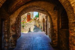 Un pittoresco scorcio attraverso un arco del centro di San Gimignano, Toscana.
