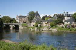 Un pittoresco scorcio del borgo francese di Ducey-les-Cheris con il fiume Selune, Normandia. Questo breve corso d'acqua, che si snoda per 91 km, si getta nella baia del Mont Saint Michel ...