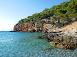 Un pittoresco scorcio del Mare Mediterraneo nell'isola di Angistri, Grecia - © another name / Shutterstock.com