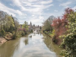Un pittoresco scorcio della cittadina di Paray-le-Monial, Francia: questa località è famosa per la basilica cluniacense del Sacro Cuore.
