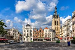 Un pittoresco scorcio della cittadina medievale di Kortrijk, Belgio. Le sue origini risalgono al I° secolo a.C. quando venne costruita come insediamento romano con il nome di Cortoriacum ...