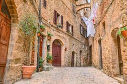 Un pittoresco scorcio di Volterra con i panni stesi ad asciugare, Toscana.
