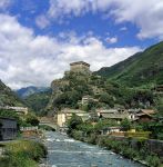 Un pittoresco scorcio panoramico del castello di Verres (Valle d'Aosta) con il borgo e il torrente - © Pecold / Shutterstock.com