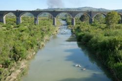 Un ponte ferroviario sul fiume SImeto a sud di Biancavilla in Sicilia.