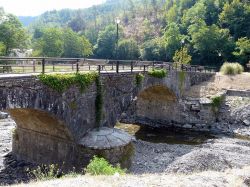 Un ponte nei pressi di Rocchetta di Vara in Liguria - © Davide Papalini, CC BY-SA 3.0, Wikipedia