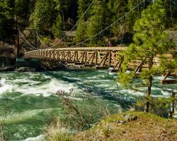 Un ponte sospeso attraverso il fiume Spokane, Washington, Stati Uniti d'America. Quest'area piena di bellezze naturali e storiche è una delle meraviglie della città di ...