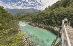 Un ponte sospeso sul fiume Isonzo a Caporetto in Slovenia - © Cortyn / Shutterstock.com