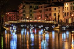 Un ponte sui canali di Treviso durante il periodo natalizio, siamo in Veneto