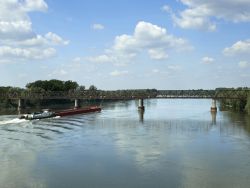 Un ponte sul fiume Po a Casalmaggiore in provincia di Cremona