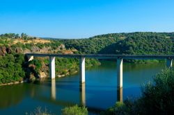 Un ponte sul lago formato dal fiume Cedrino vicino a Dorgali in Sardegna