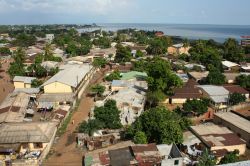 Un povero quartiere africano visto dalla cima di una collina a Conakry, Guinea. Sullo sfondo, l'Oceano - © Sem Let / Shutterstock.com