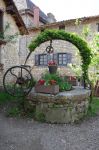 Un pozzo in pietra nel cortile di una casa nel borgo di Perouges, Francia.

