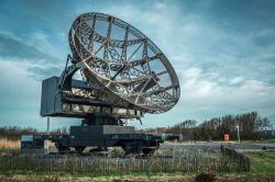 Un radar al museo all'aperto Atlantikwall a Ostenda, Belgio. Questo museo militare nei pressi della città di Ostenda conserva le fortificazioni del Muro Atlantico risalenti alla Prima ...