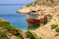 Un relitto di nave abbandonato in una baia dell'isola di Amorgos, Grecia.





