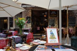 Un ristorante nel centro storico di Nizza, Francia. ...