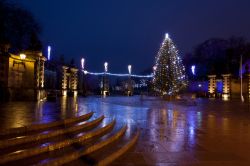 Un suggestivo albero di Natale addobbato con luminarie a Dunfermline, Scozia, UK.



