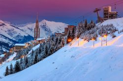 Un suggestivo paesaggio innevato all'alba nel villaggio di Les Menuires, Francia.



