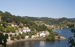 Un suggestivo panorama del villaggio costiero di Pala, nella valle del fiume Douro, nei pressi di resende, Portogallo.



