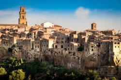 Un suggestivo panorama di Pitigliano, Toscana: il borgo è costruito su una roccia di tufo ed è una delle località più belle d'Italia.

