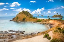 Un suggestivo panorama sulla spiaggia tropicale di Nacpan, isola di Palawan, Filippine. Quest'isola viene considerata una delle più belle al mondo.
