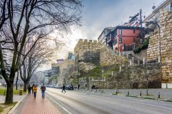 Un suggestivo scorcio di Osman Gazi Street nella città di Bursa, Turchia. Bursa è stata capitale dell'Impero Ottomano - © Nejdet Duzen / Shutterstock.com