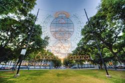 Un suggestivo scorcio fotografico di Plaza Independencia a Mendoza, Argentina.
