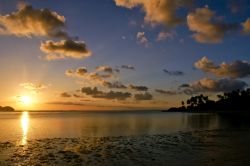 Un suggestivo tramonto colorato a Thai beach sull'isola di Pha Ngan, Thailandia. Siamo in un paradiso lussureggiante, un'isola tropicale nel mezzo del Golfo di Thailandia con spiagge ...