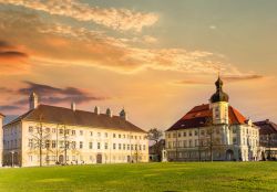 Un suggestivo tramonto sul cuore storico di Altotting, centro cattolico della Baviera, Germania.
