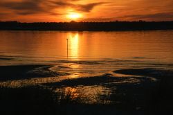 Un superbo tramonto sull'isola di Ré, Francia. L'isola è collegata a La Rochelle da un ponte lungo 3 chilometri.



