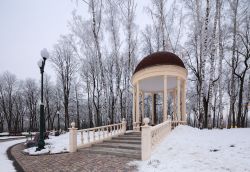 Un tempietto al parco di Kharkiv, Ucraina, fotografato in inverno dopo un'abbondante nevicata 