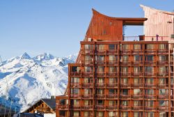 Un tipico hotel in legno a Les Arcs, Savoia, Francia.

